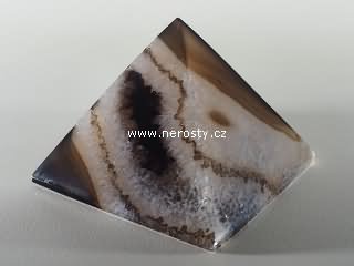 achát, pyramida