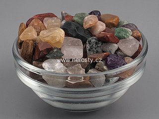 směs minerálu, tromlované kamínky