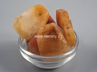 železitý křemen, vrtaný kámen